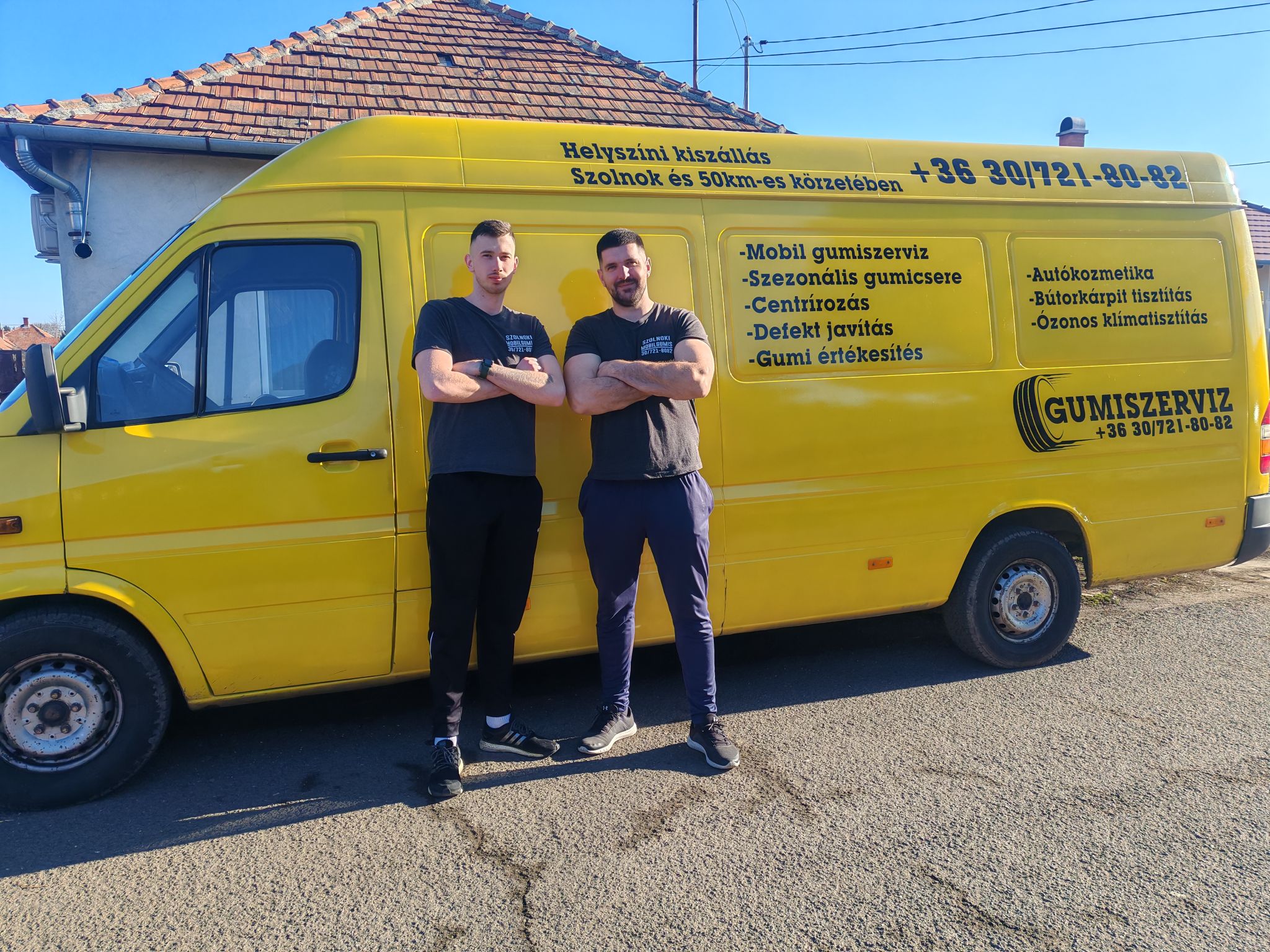 Szolnoki mobilgumis csapat és a sárga szervizautó 0-24 defektjavításhoz